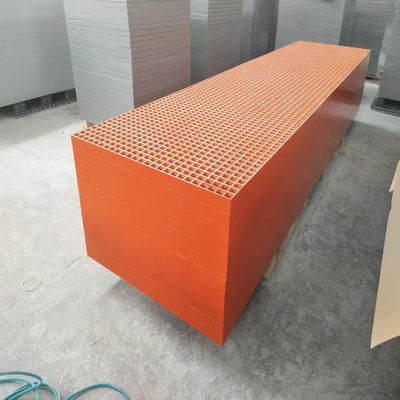 높이 50mm의 망원경 크기 40x40의 오렌지 색의 격자, 패널 크기 1007x4040mm, 웅덩이 표면. 물 식물의 산책로 또는 복도에 완벽