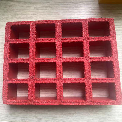 메시 크기 38x38mm, 붉은 색의 FRP 폼 래팅., 표면에 모래가있는 미끄러지지 않는 표면. 자동차 세탁 및 다른 작업 위치에 매우 좋은 성능