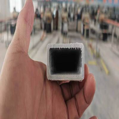 폴리에스터 베일과 불포화 수지로 제작되어 전기 절연성과 내구성을 제공하는 내열성 FRP 사각 튜브 프로파일