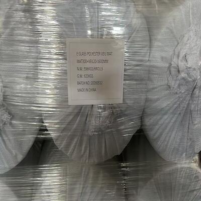 유통 E 유리 폴리에스터 베일 매트 MAT300+VEIL20 1600MM, 한 팩당 6 롤, E 유리 섬유 베일 매트 FRP 복합재, 부식 저항성, 안정적인 팩 공급과 함께 중국 공장에서 만들어졌습니다.